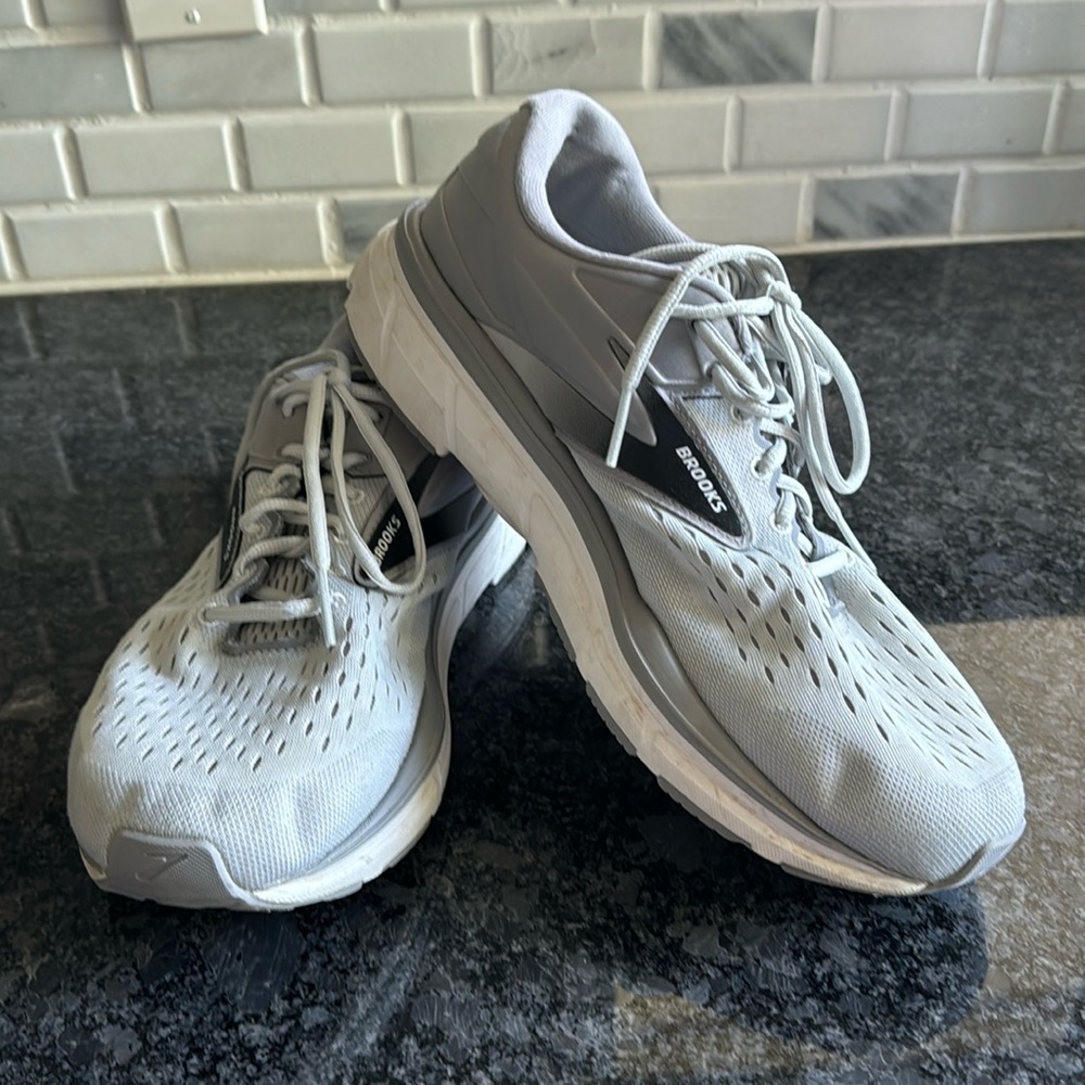 Mens Brooks DNA running shoes. Men’s size 11.5